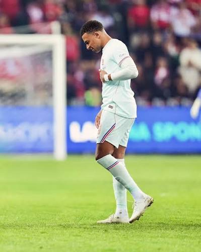 Mbappé stoppé en plein élan : une blessure au pire moment, mais après la bataille du Ballon d’Or